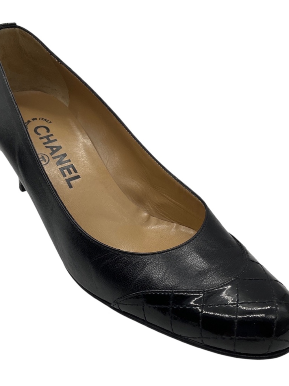 CHANEL VINTAGE BLACK QUILTED PATENT LEATHER CAP TOE LEATHER PUMPS WITH CC LOGO